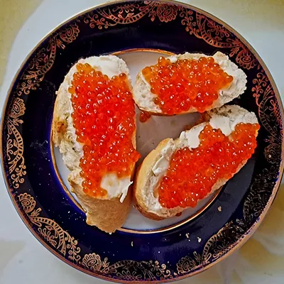 Бутерброды с красной икрой