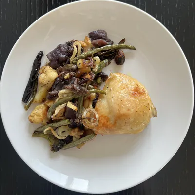 Куриные бедра с овощами