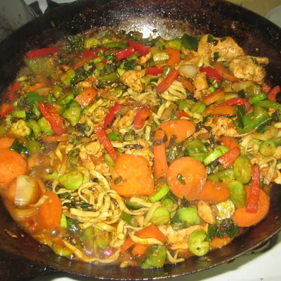 Лапша с курицей и овощами, как вок